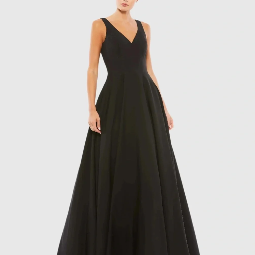Mac Duggal Black Classic Full Ballgown Dress Sleeveless V neck. Pockets. sze 12 - Picture 3 of 7